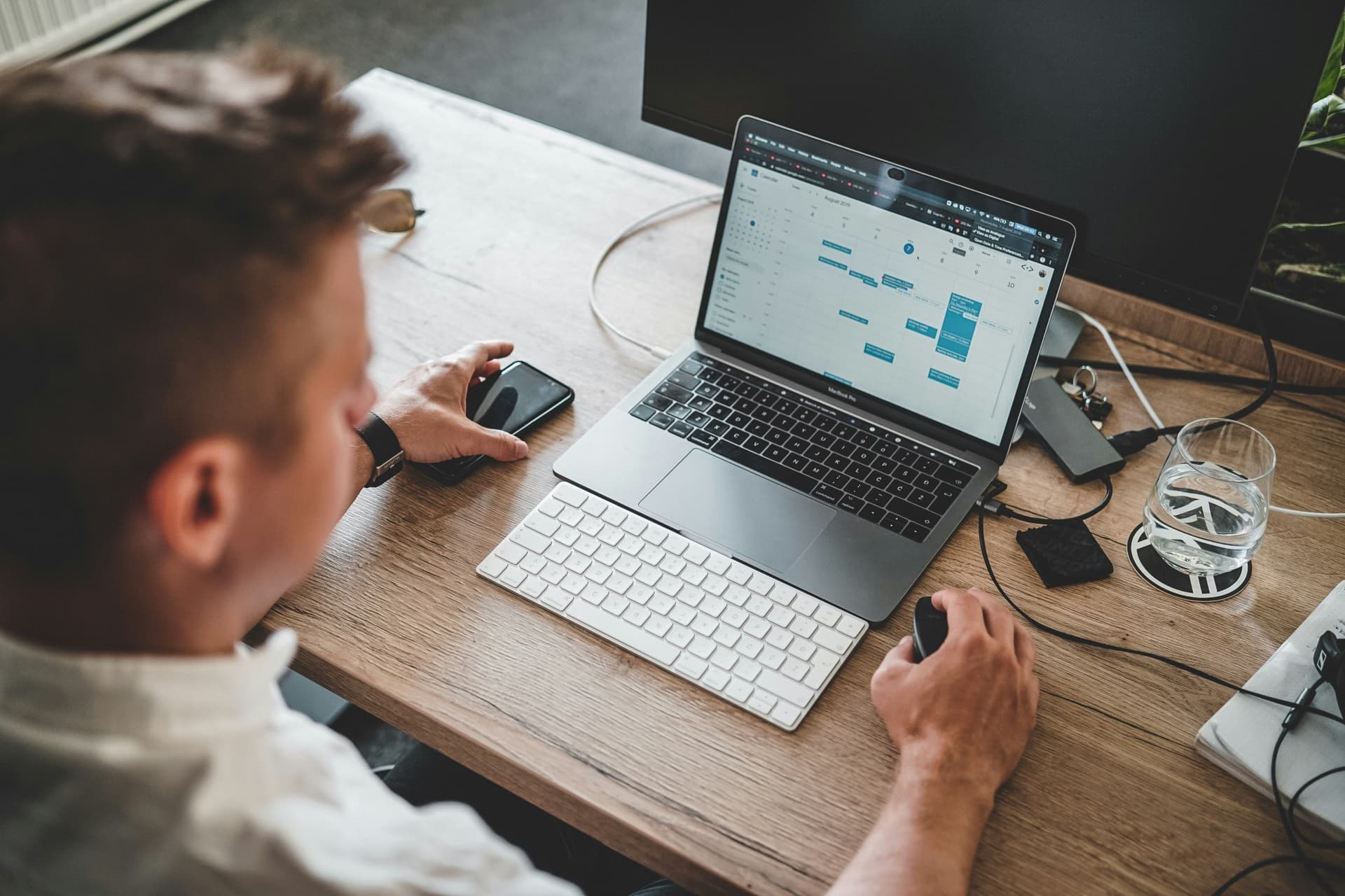 Imprenditore al laptop con calendario e gestione appuntamenti: scenario di integrazione AI in una PMI italiana